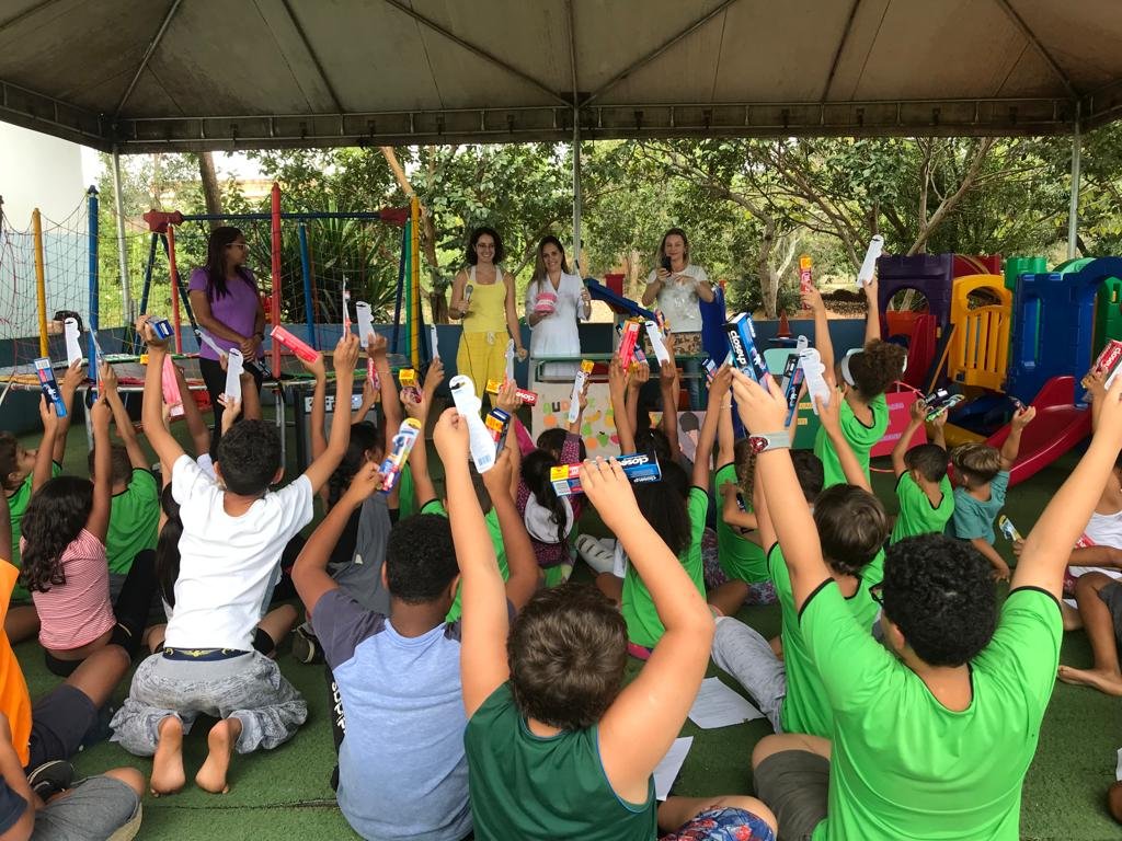 Alunos contemplados pelo Projeto Tempo Integral recebem materiais de higiene pessoal